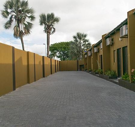 Ekamuti Town Lodge Oniihandi Bagian luar foto