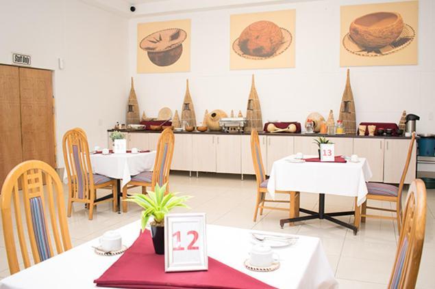 Ekamuti Town Lodge Oniihandi Bagian luar foto