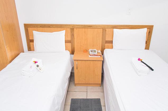 Ekamuti Town Lodge Oniihandi Bagian luar foto