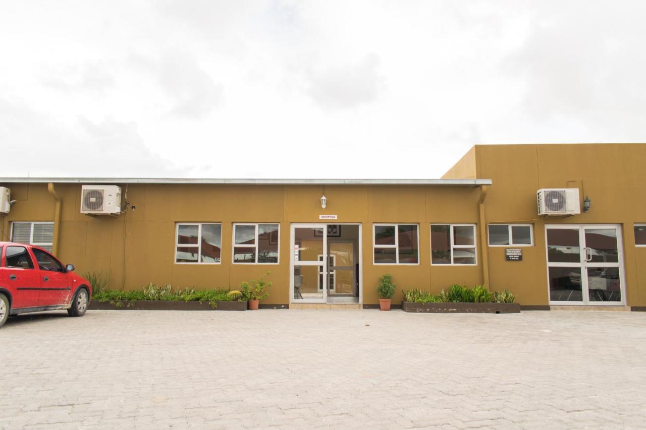 Ekamuti Town Lodge Oniihandi Bagian luar foto